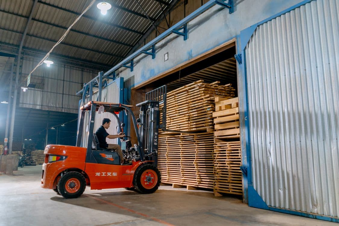 Forklift memindahkan pallet di gudang